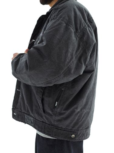 Графитовый пуховик на пуговицах с эффектом варки