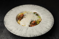 Паста Ригатони с говяжьим ребром и с муссом пармезан