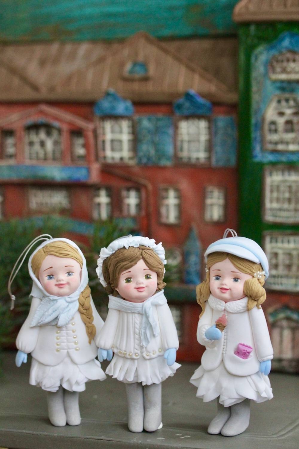 Елочная игрушка Девочка-пупсик в белом пальто с жемчужинками