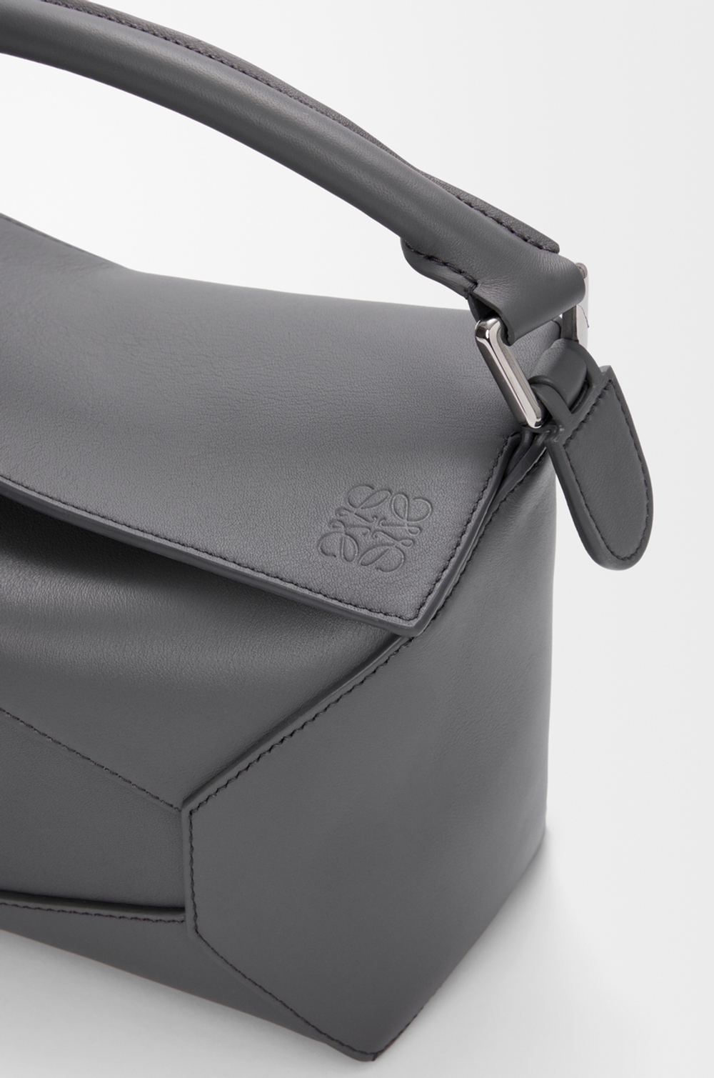 Loewe Маленькая сумка Puzzle Edge из классической телячьей кожи, темно-серый
