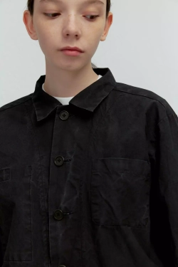 Верхняя мужская рубашка с карманами из черного вареного хлопка