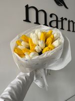 Букет из 35 белых и желтых тюльпанов