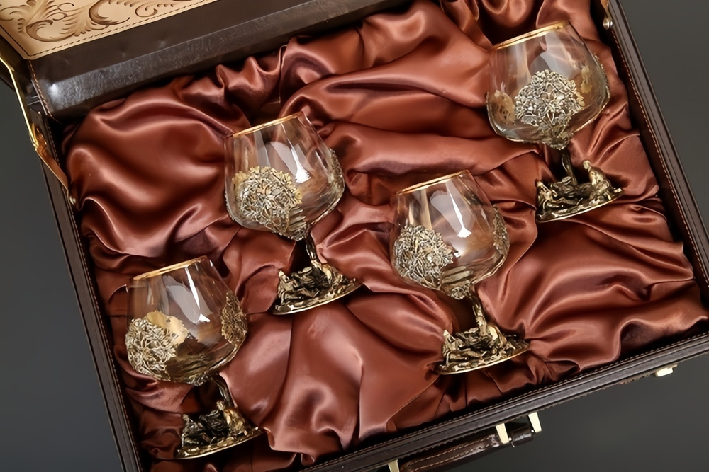 Набор бокалов для коньяка "Охотники на привале" 4 шт. в подарочном футляре с художественным оформлением