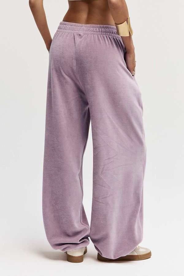 Широкие брюки на резинке из велюровой ткани пудрового цвета