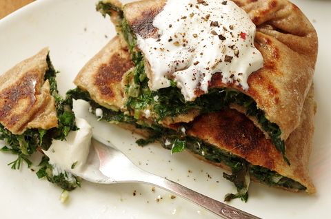 Цельнозерновые лепешки с зеленью и сыром