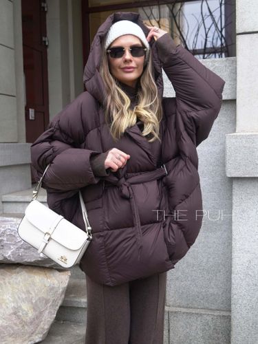 Пуховик летучая мышь с поясом в шоколадном цвете