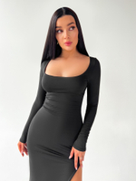 Платье удлиненное однотонное с овальным вырезом и разрезом по ноге