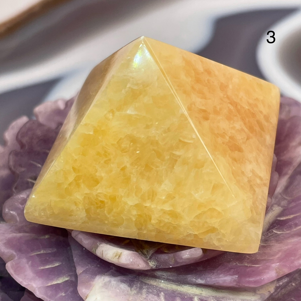 40288 Кальцит желтый Пирамида 40мм