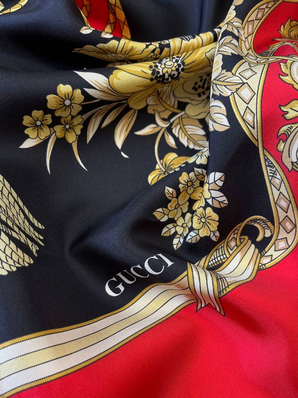 Купон для платка шелк твил Gucci красно-черный с желтым дизайнерским принтом