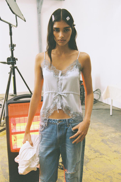 ZARA АТЛАСНЫЙ ТОП С КРУЖЕВОМ, ПАСТЕЛЬНО-СИНИЙ