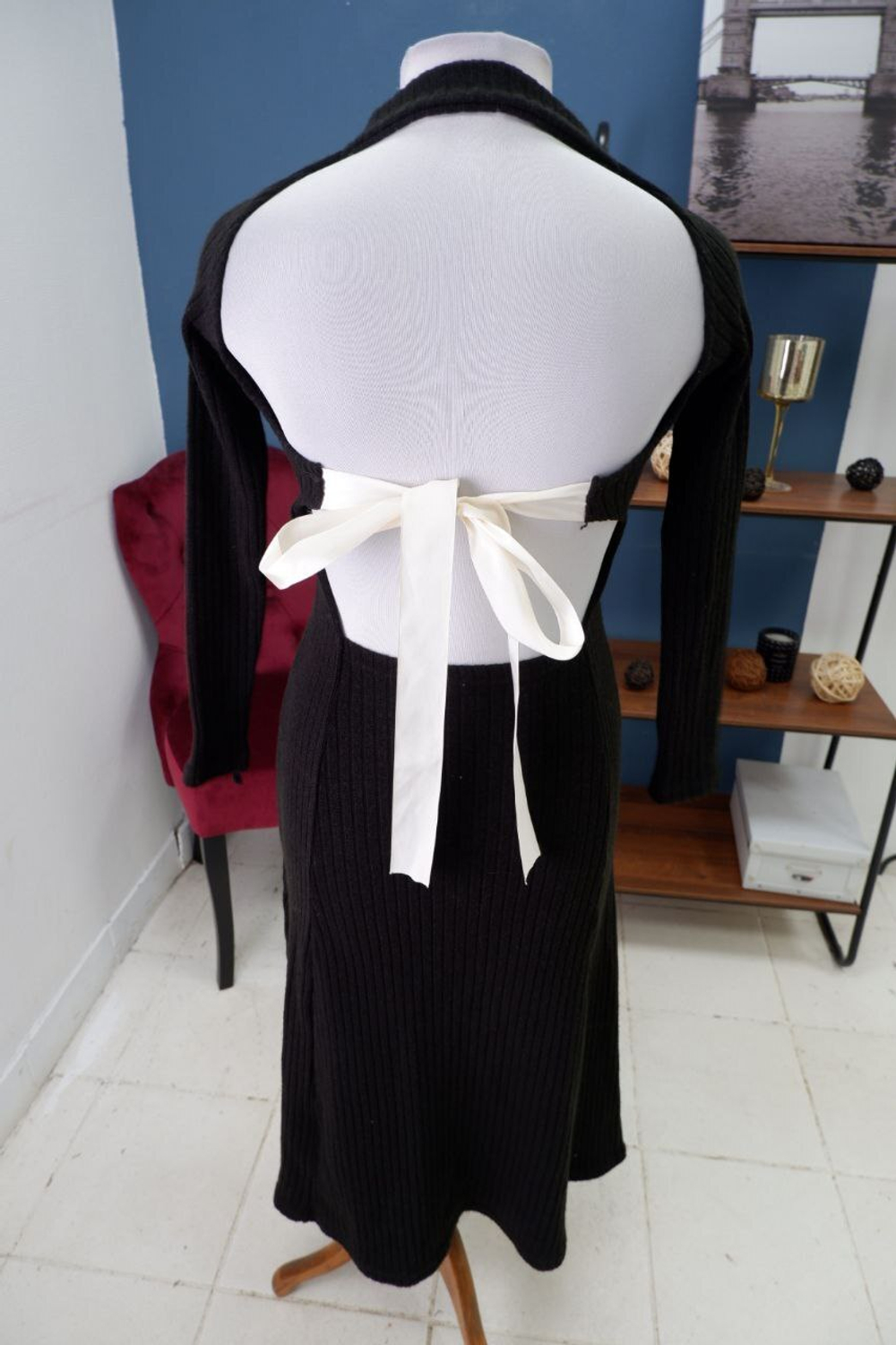 Платье с  открытой спинкой 42 размер