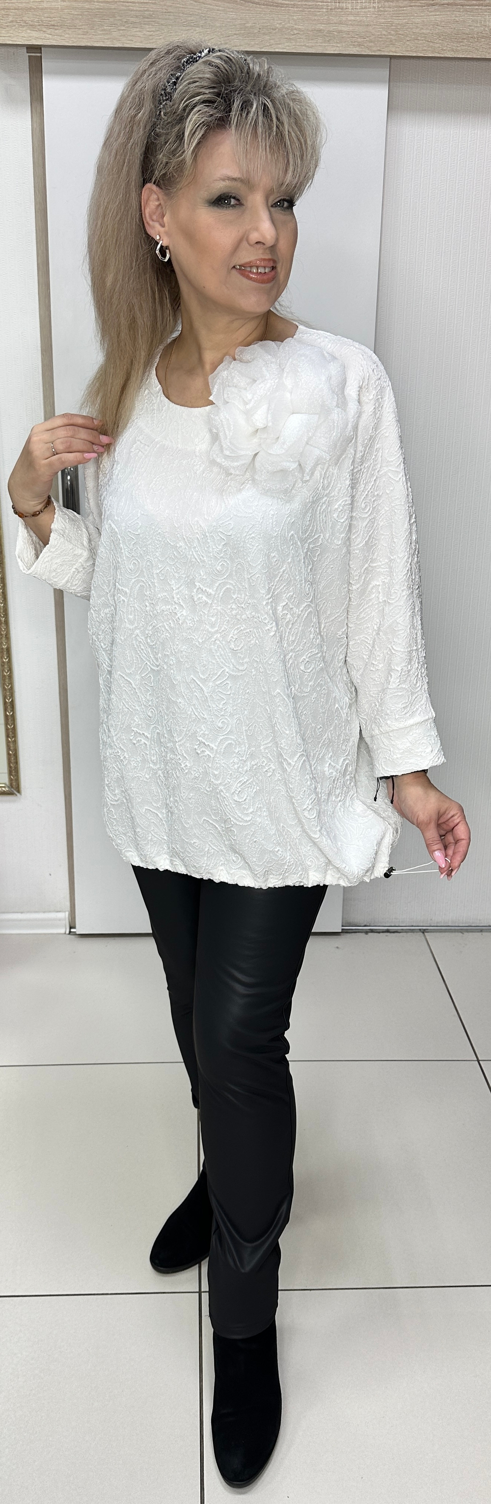 Белый туника-блузон со сьемной брошью