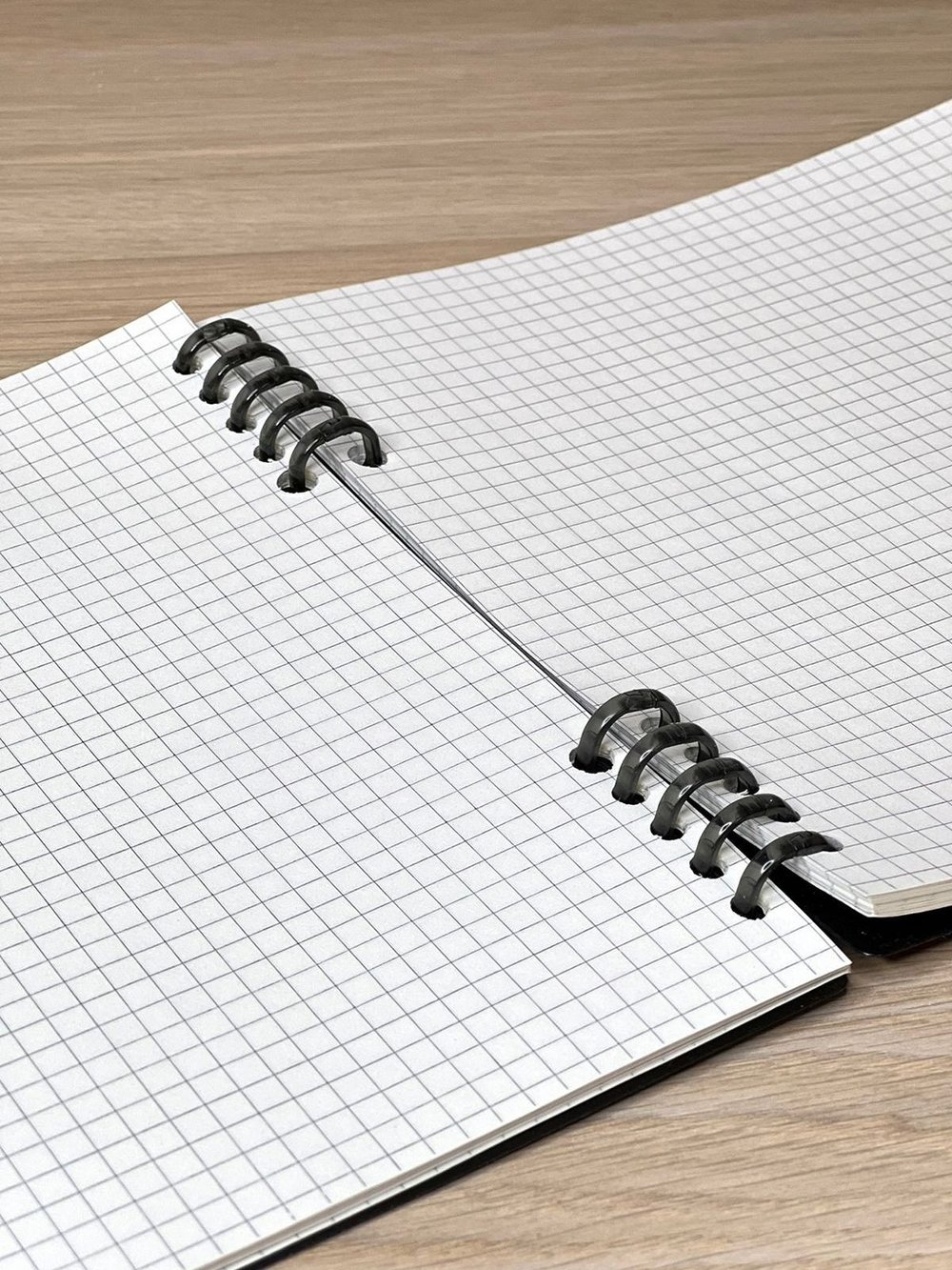 Блокнот квадратный в клетку 60л 195х210 мм черный (8808-013)