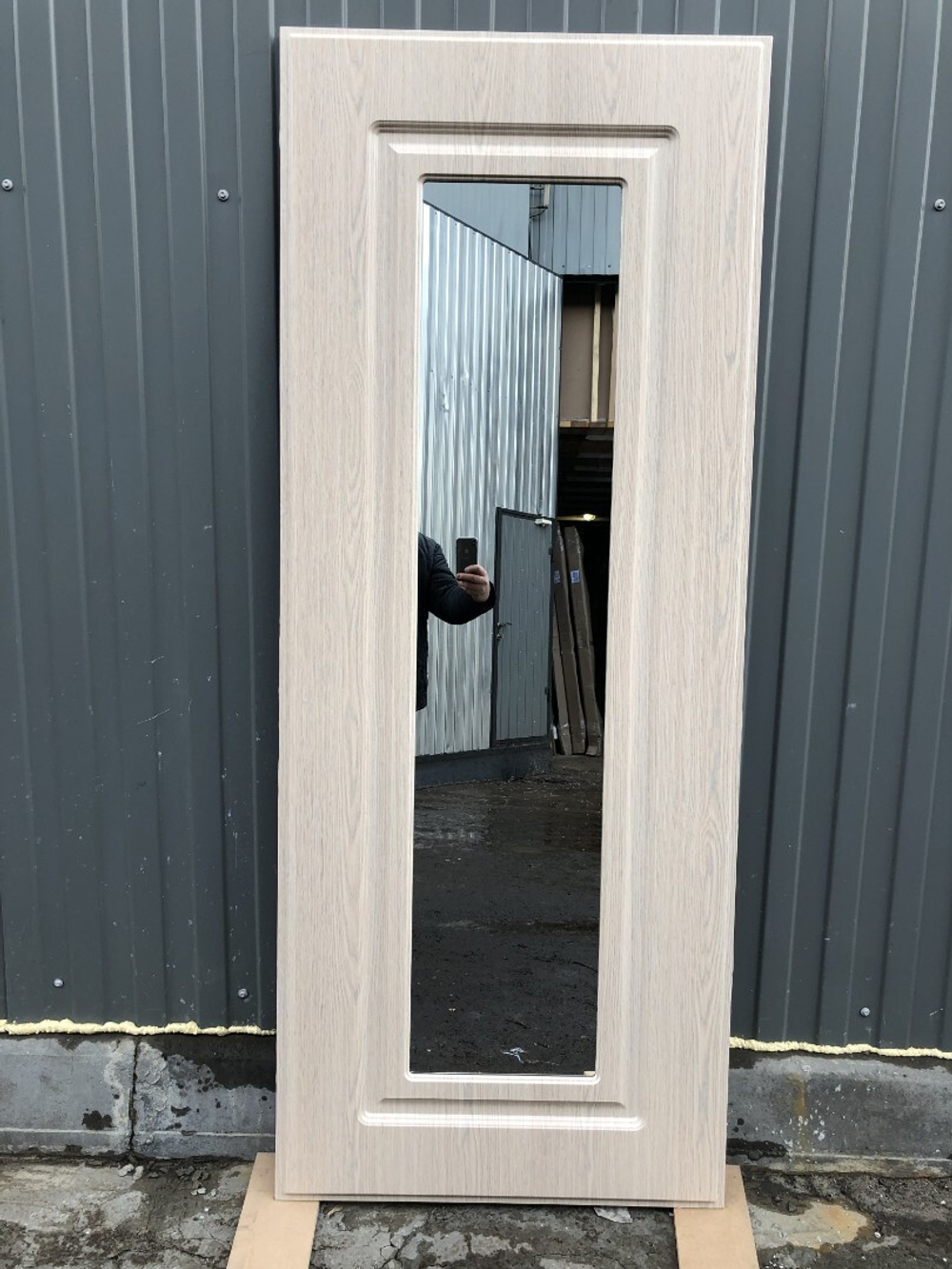 Входная металлическая дверь с зеркалом RеX (РЕКС) 15 Чешуя кварц черный, фурнитура хром / зеркало ФЛЗ-120 Силк сноу