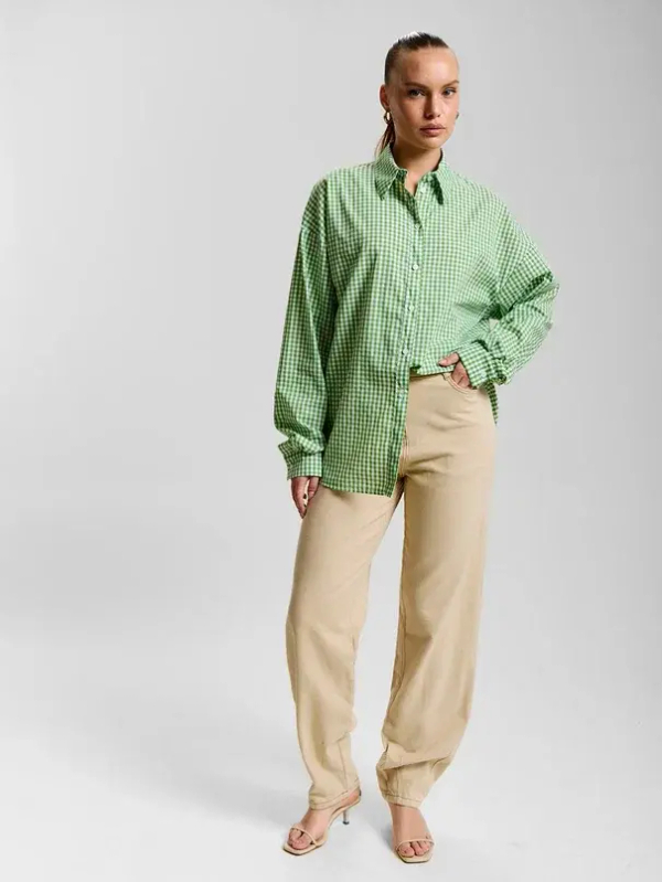 Укороченные бежевые джинсы mom-fit