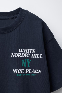 ZARA ФУТБОЛКА В СТИЛЕ ВАРСИТИ С РЕЛЬЕФНОЙ НАДПИСЬЮ, МОРСКОЙ СИНИЙ