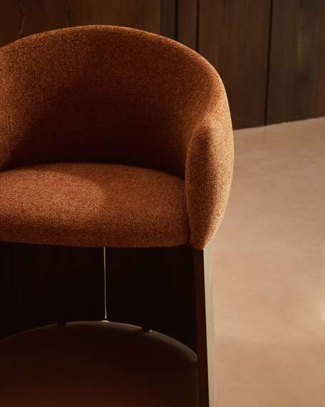 Стул Bosca из терракотового шенилла с ножками из шпона ореха