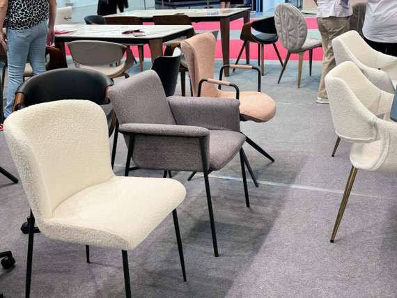 Стул Curv Soft с высокой спинкой, белый мех с золотыми ножками