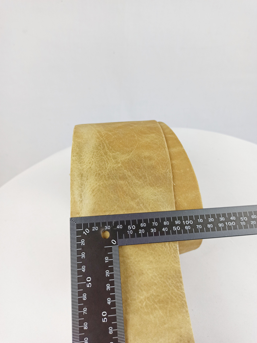 Кожа сыромятная в рулоне на гуж 1.8-1.95м. 1 шт.(9см)