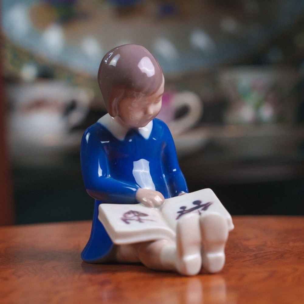 Фарфоровая миниатюра «Девочка с книжкой»