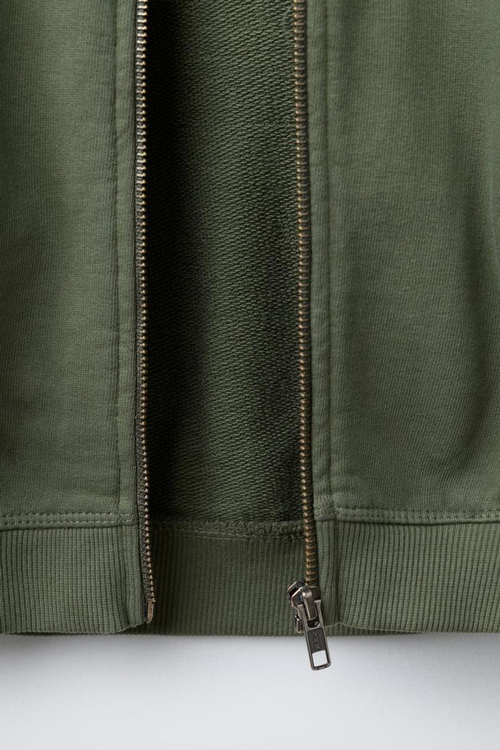 ZARA ФЛИСОВЫЙ БОМБЕР С ЛОГОТИПОМ, ХАКИ