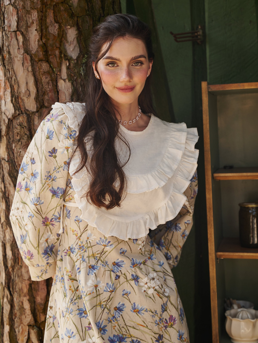 Платье миди с вырезом