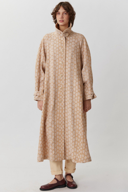 Объемный плащ из бежевого жаккарда