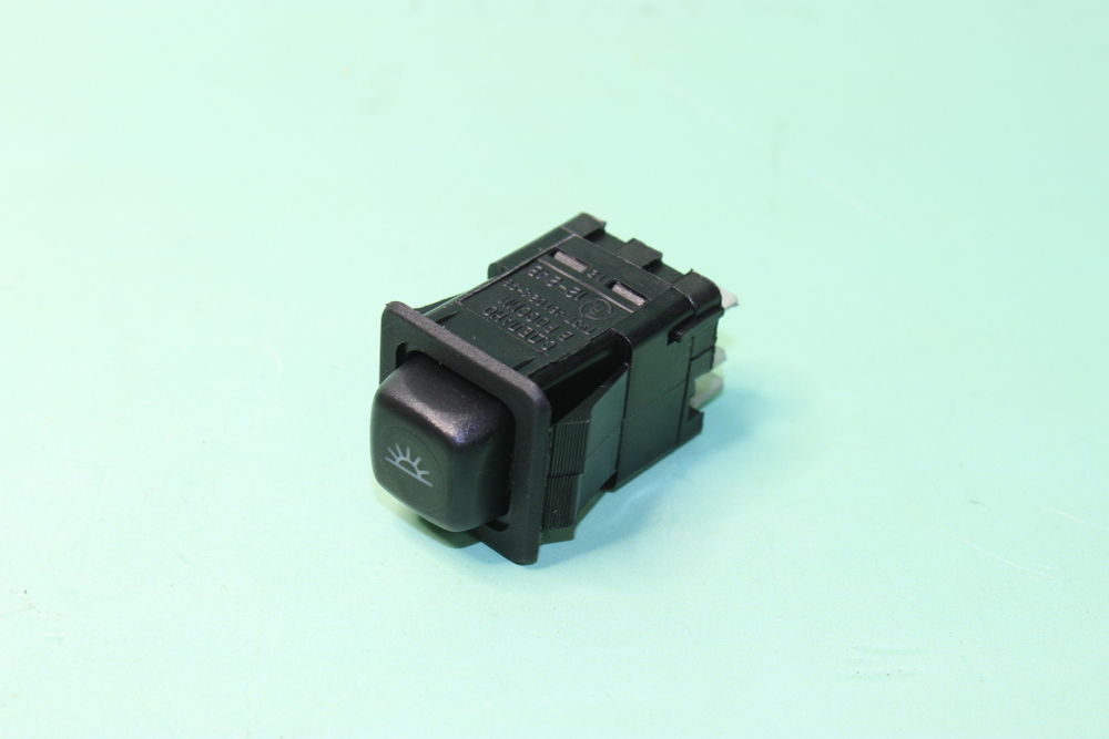 Выключатель-кнопка освещения салона