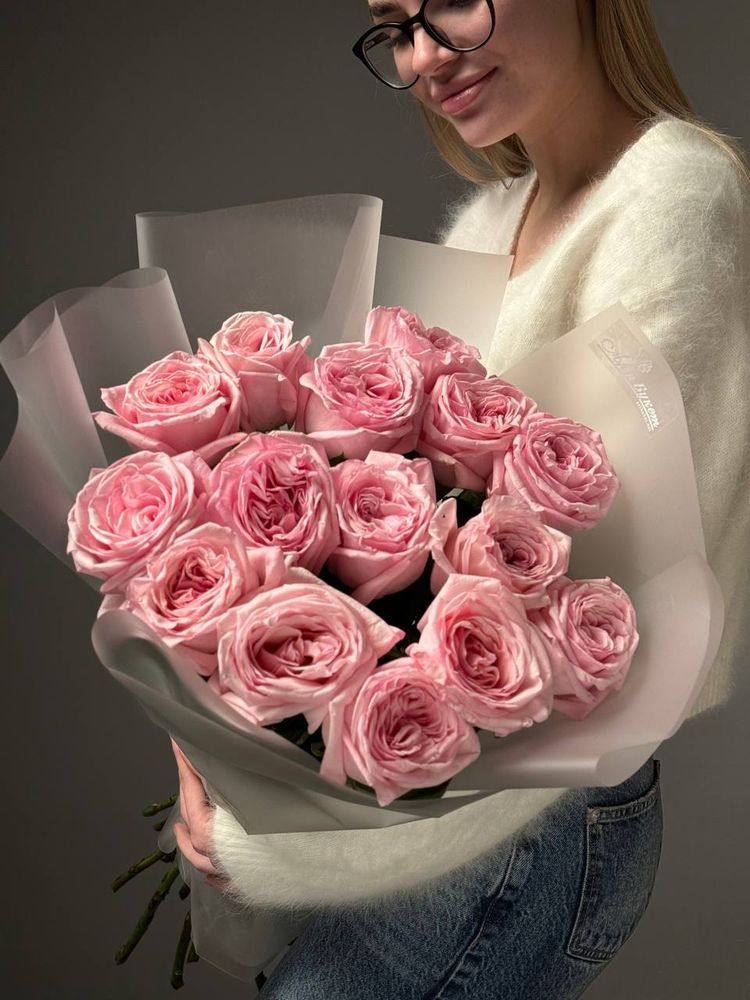 15 розовых пионовидных роз в упаковке