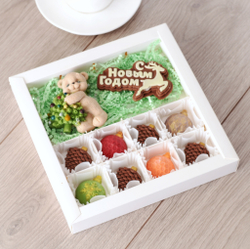 Набор "Мишка с елкой" + 8 конфет и надпись