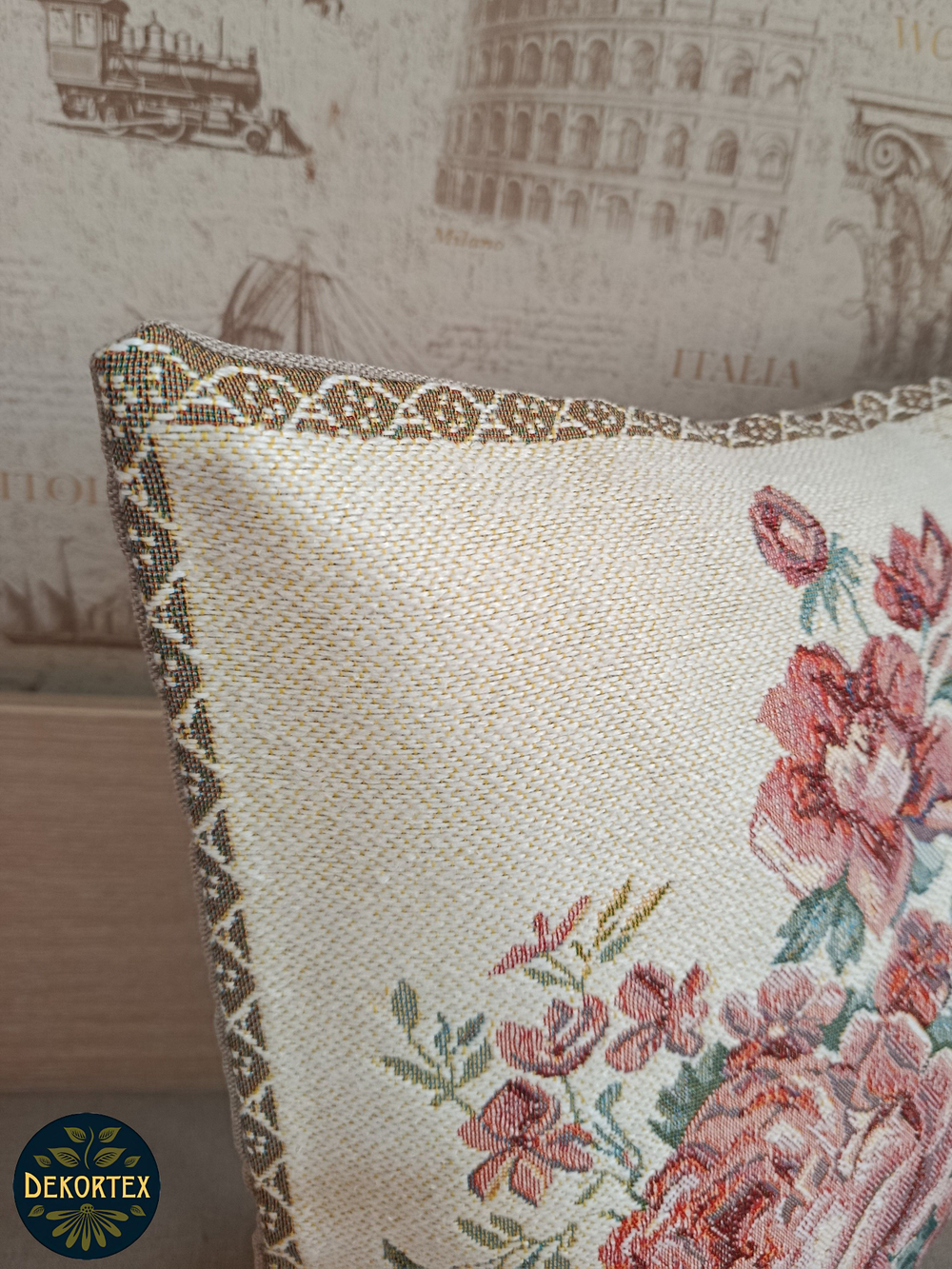 Декоративный гобеленовый чехол Розы белые 47х47