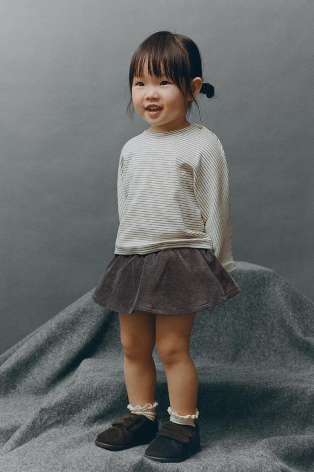 ZARA КОМПЛЕКТ ИЗ ФУТБОЛКИ И БРЮК В ПОЛОСКУ, ЭКРЮ/ЧЕРНЫЙ