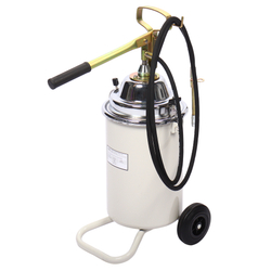 GTE-K50300PRO - Нагнетатель смазки (солидолонагнетатель) ручной с емкостью 13кг GTE - Установка на колесах для подачи консистентных смазок (солидолонагнетатель) с ручным приводом. Позволяет быстро смазать под высоким давлением узлы любого автомобиля или механизма.



Характеристики:

Емкость бака: 13 кг
Тип привода: ручной
Длина шланга высокого давления: 2,5 м
Насос для смазки: 1/4"x2,5 м
Производительность: 250-300 г/мин
Макс. давление на выходе: 300-350 бар
Наличие колес: да


Особенности:

Установка оснащена прижимной мембраной, которая защищает смазку и способствует долговременному поддержанию ее свойств.
Пистолет для консистентных смазок с жёстким наконечником.
Фиксация насоса с крышкой к баку для смазки производится с помощью металлических защелок с резьбой.
Для удобства транспортировки нагнетатель колесами и ручкой в верхней части корпуса.