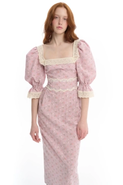 Платье с вырезом "каре" розовое