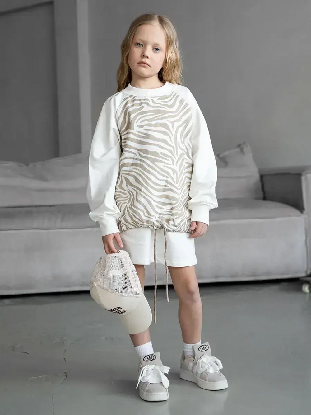 Белый костюм для девочки с юбкой на осень