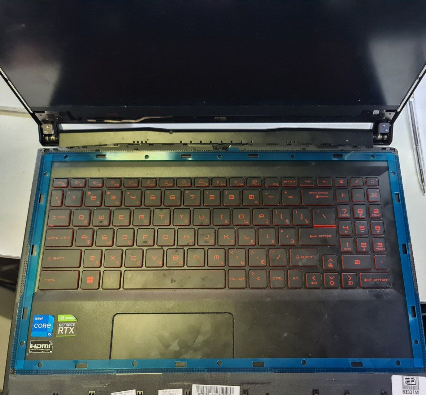 Игровой ноутбук MSI Katana GF66: Замена креплений петли блока матрицы