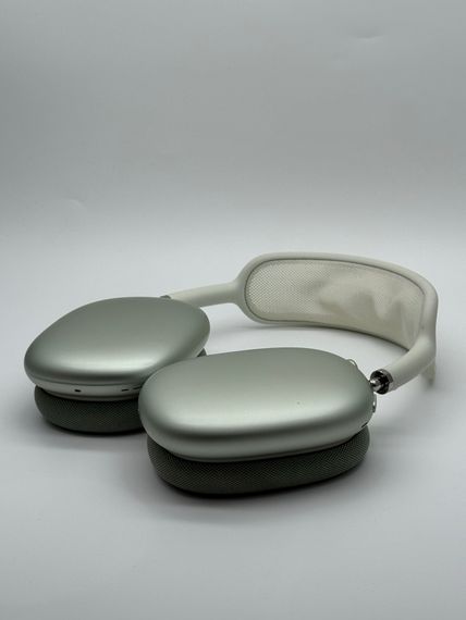 AirPods Max Green Lighting