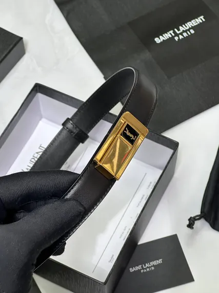 Ремень Saint Laurent с пряжкой CHARNIERE из гладкой кожи, чёрный