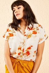 Qadın üçün güllü, yarasa qollu köynək 10081044