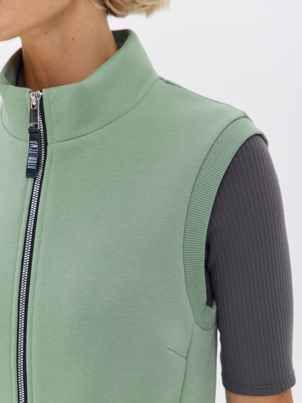 Жилет с начесом на молнии