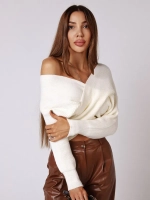 Свитер вязаный с открытыми плечами