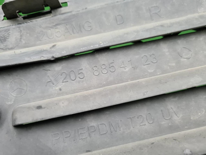 Решетка бампера RH Mercedes C W205 (14-18) AMG