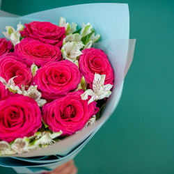 Яркий букет малиновых роз с альстромерией