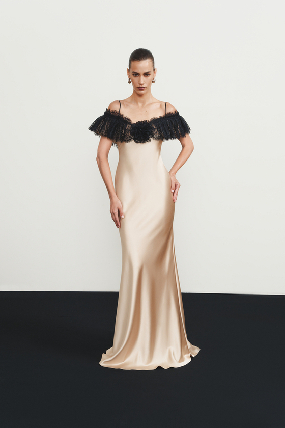 Платье макси из сатина и кружева с цветком