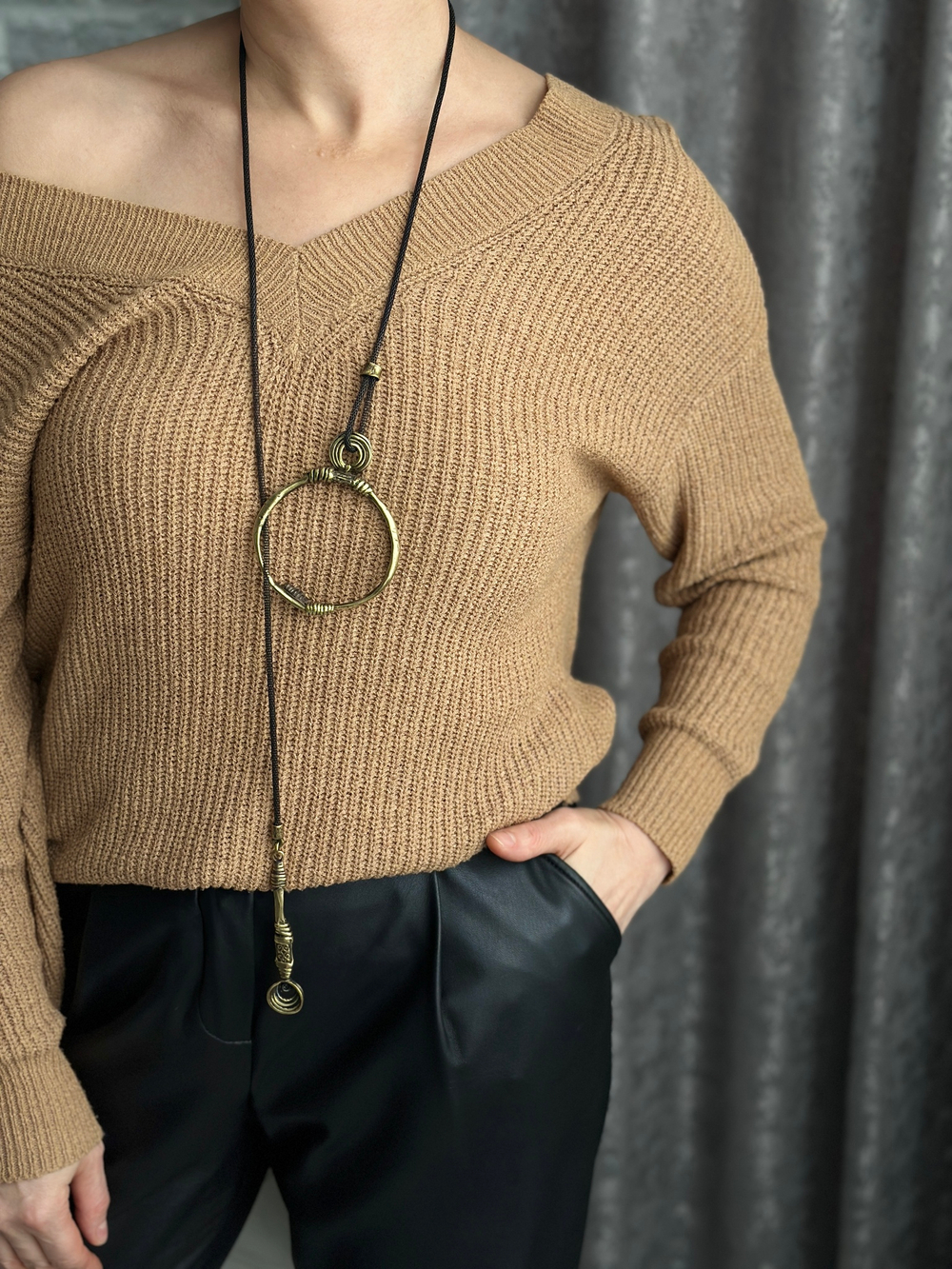 Колье галстук бронзовый круг и палочка с узором на черной металлической цепочке-сетке