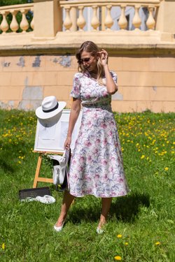 Платье с розовыми цветами