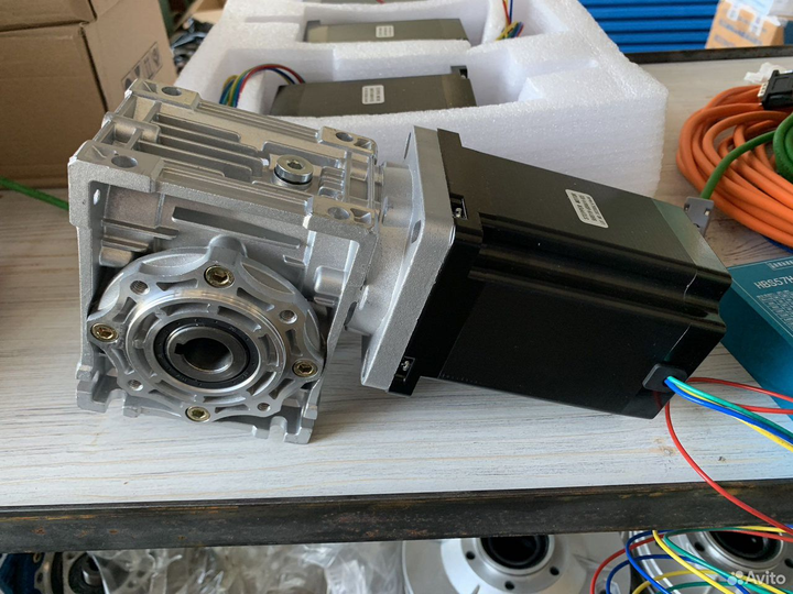Мотор-редуктор шаговый длиной 80мм с редуктором NMRV040