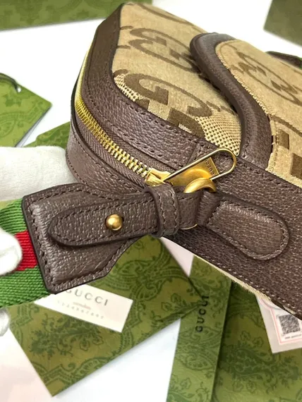 Сумка-мессенджер Gucci с мотивом Jumbo GG