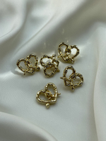 Пуговицы золотистые крендельки-сердечки со стразами