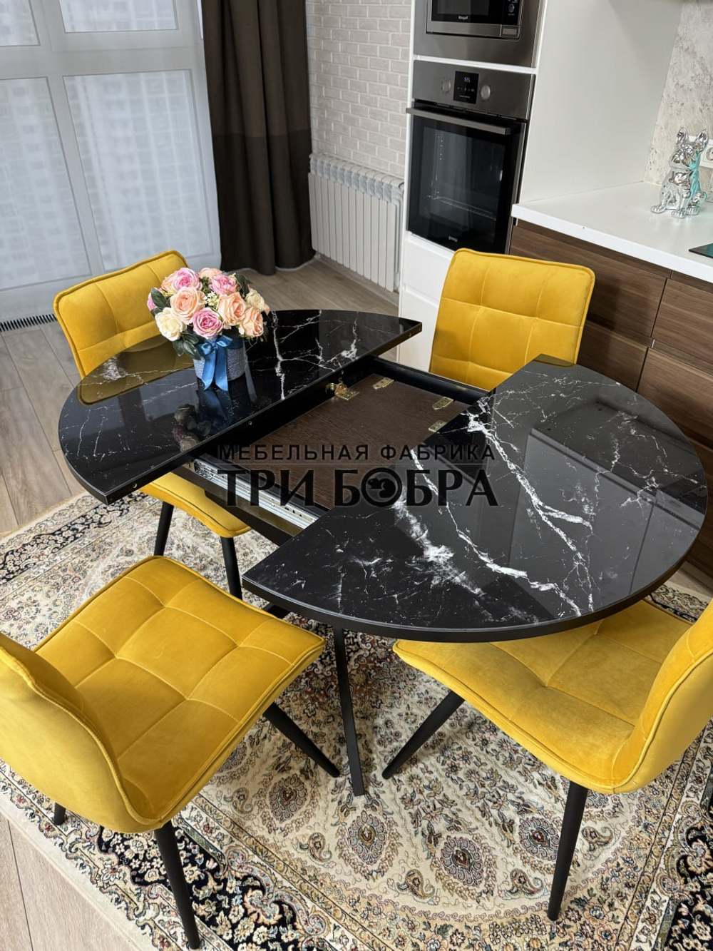 Круглый стеклянный раздвижной стол "Черный оникс" и стулья "ГУЧИ" желтый